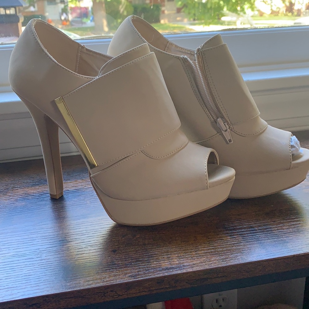 QuPid Beige Peep toe Heels